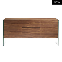 Scopri la Credenza Nut, stile moderno e funzionalità. Ripiani spaziosi, gambe in vetro e sistema ammortizzato. Misura 180x45x85 cm. Prodotto da assemblare.