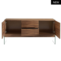 Scopri la Credenza Nut, stile moderno e funzionalità. Ripiani spaziosi, gambe in vetro e sistema ammortizzato. Misura 180x45x85 cm. Prodotto da assemblare.