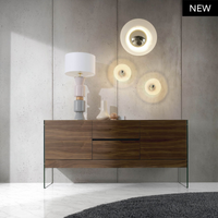 Scopri la Credenza Nut, stile moderno e funzionalità. Ripiani spaziosi, gambe in vetro e sistema ammortizzato. Misura 180x45x85 cm. Prodotto da assemblare.