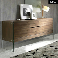 Scopri la Credenza Nut, stile moderno e funzionalità. Ripiani spaziosi, gambe in vetro e sistema ammortizzato. Misura 180x45x85 cm. Prodotto da assemblare.