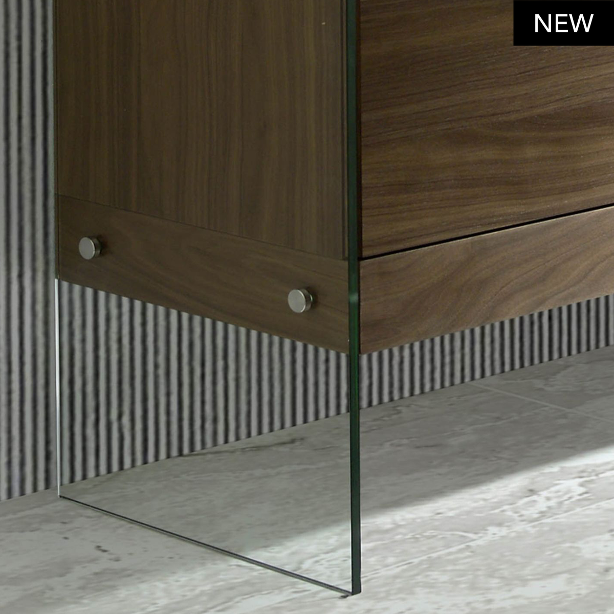 Scopri la Credenza Nut, stile moderno e funzionalità. Ripiani spaziosi, gambe in vetro e sistema ammortizzato. Misura 180x45x85 cm. Prodotto da assemblare.