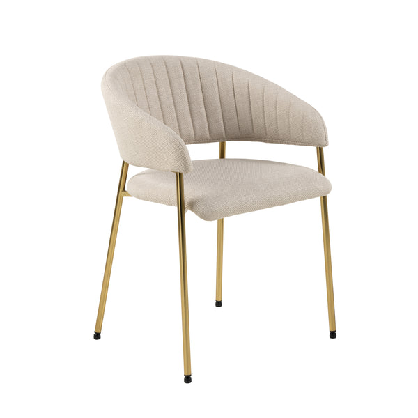 Sedia Brooke in tessuto beige con gambe in metallo dorato, design moderno e confortevole per arredamento contemporaneo.