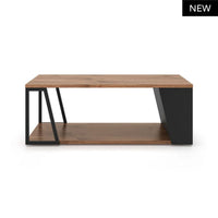 Tavolino Albi con finitura legno scuro e struttura in metallo nero. Perfetto per un ambiente sofisticato e contemporaneo con spazio per oggetti.