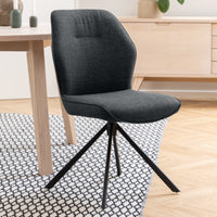 Sedia Ann grigio scuro in un ambiente moderno con pavimento in legno chiaro e decorazioni minimaliste.