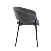 Vista laterale della sedia Brooke grigia con schienale curvo e gambe nere, perfetta per arredamento moderno.