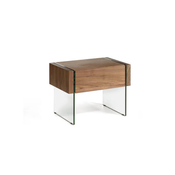 Comodino Mantova, design moderno in legno e vetro temperato. Perfetto per camere da letto minimal. Misure: L58xP39xH43 cm. Comodo vano contenitore.