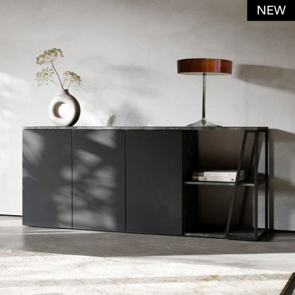 Credenza Albi: credenza in metallo trapezoidale, spazi aperti e chiusi, per arredamento sofisticato o rilassato. Misure: 190x45x81 cm.