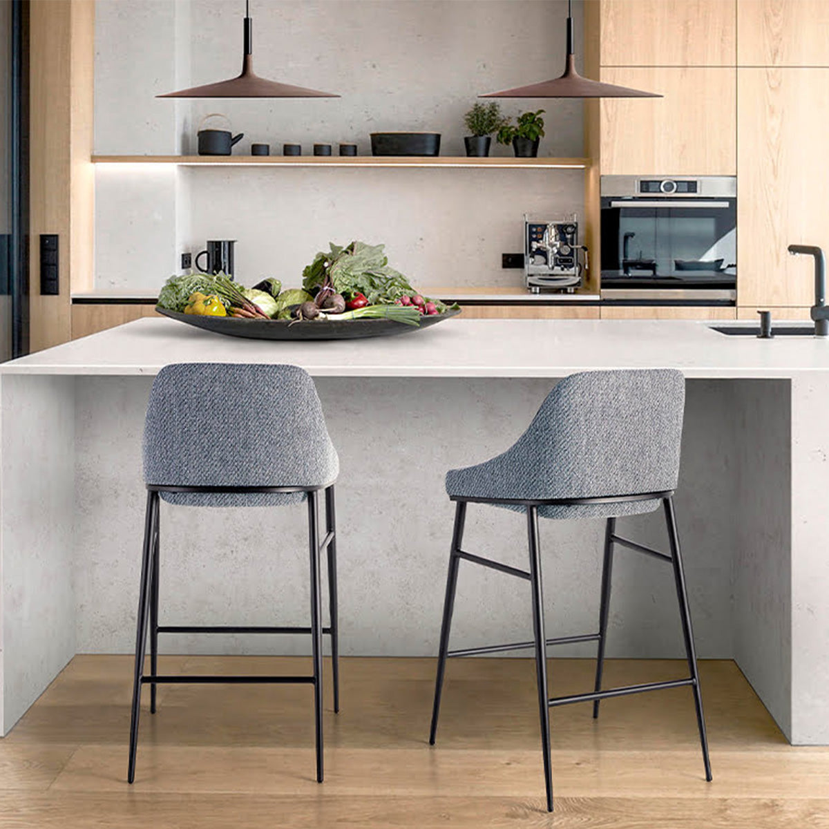 Sgabello Giulia: design moderno con tessuto grigio e gambe in acciaio. Comfort unico con sedile in schiuma, misura 49x53x90 cm. Pronto all'uso ora.