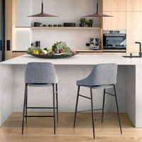 Sgabello Giulia: design moderno con tessuto grigio e gambe in acciaio. Comfort unico con sedile in schiuma, misura 49x53x90 cm. Pronto all'uso ora.