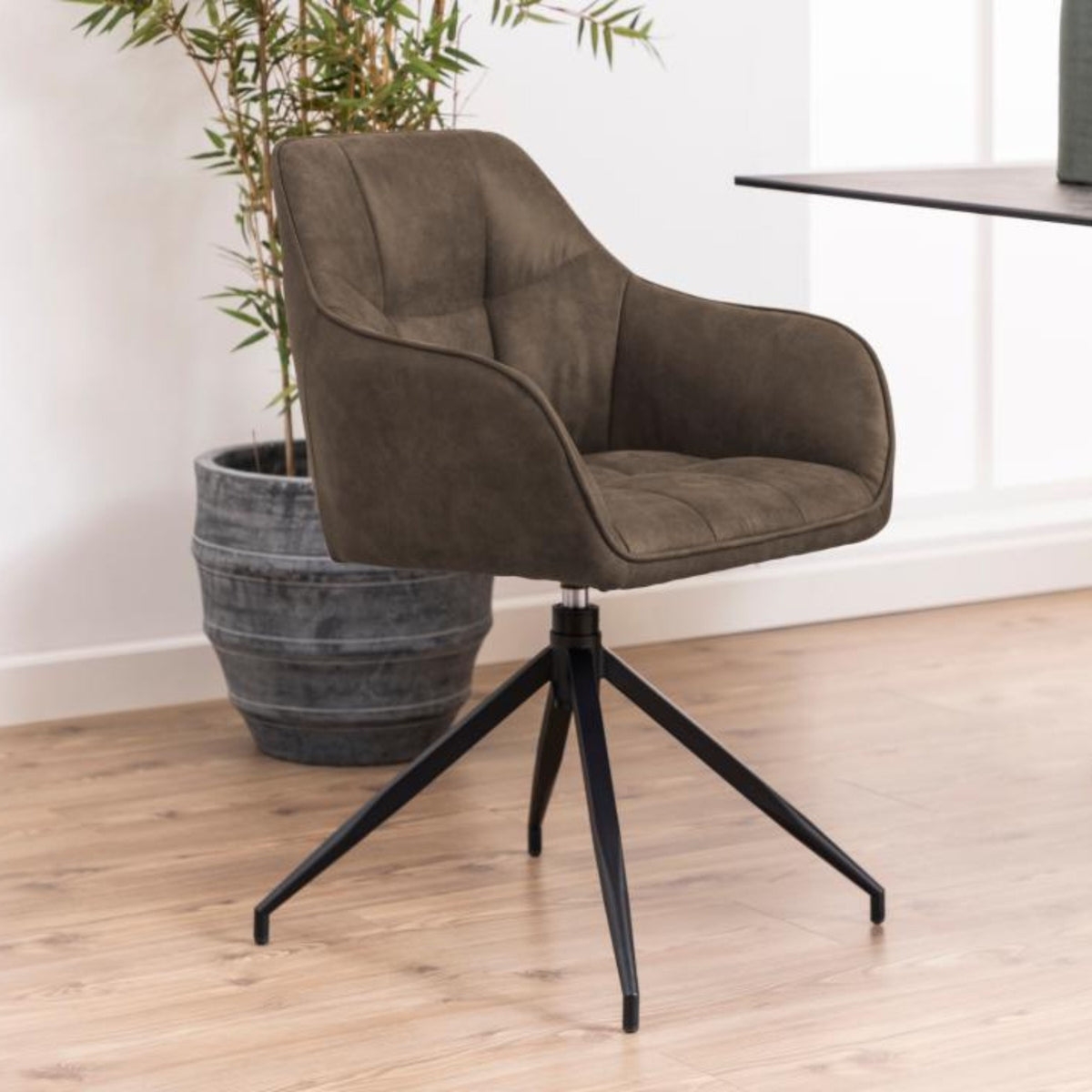 Sedia con braccioli Barcelona con gambe a stella