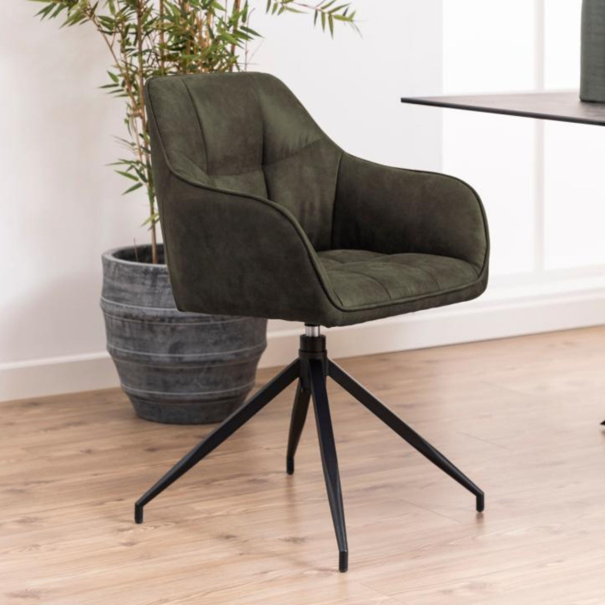 Sedia con braccioli Barcelona con gambe a stella