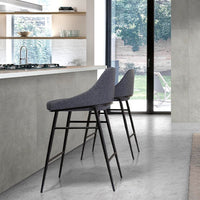 Sgabello Giulia: design moderno con tessuto grigio e gambe in acciaio. Comfort unico con sedile in schiuma, misura 49x53x90 cm. Pronto all'uso ora.