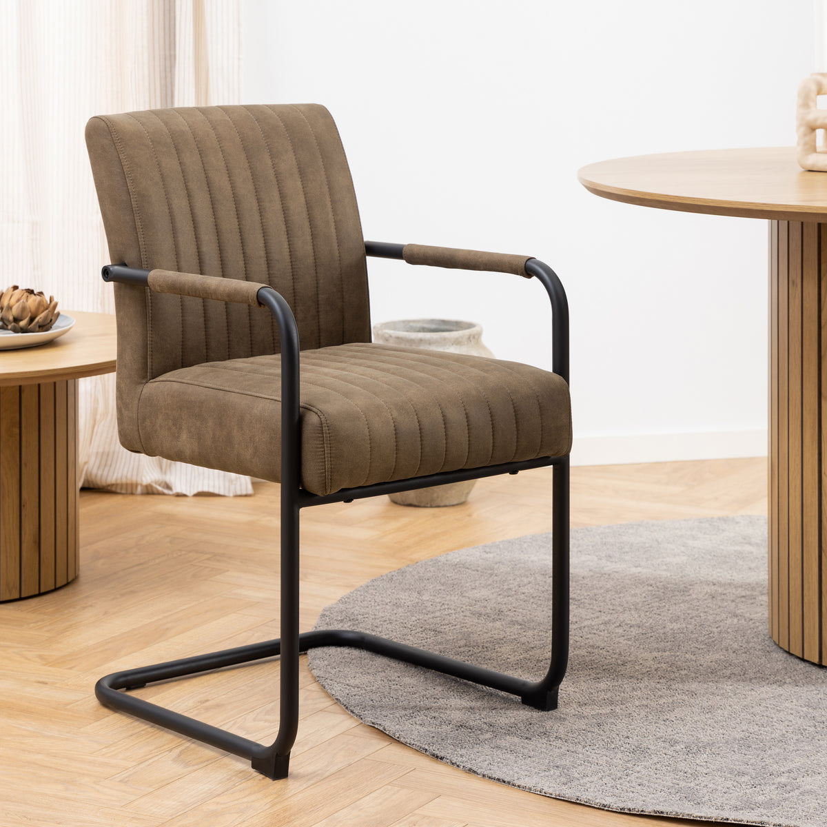 Sedia con braccioli Addi