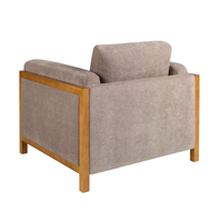 Poltrona Daniel con seduta tessuto marrone e struttura in legno chiaro. Perfetta per arredare salotti moderni con comfort e stile.