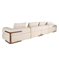 Divano Gustav moderno a 4 posti in tessuto beige, sfoderabile, con gambe in PVC e design elegante. Ideale per salotti spaziosi.