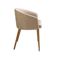 Vista laterale della Sedia Lowell con braccioli in tessuto beige e gambe in legno, stile elegante e funzionale.