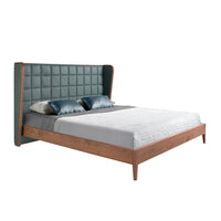 Letto Madrid con testata in ecopelle verde scuro trapuntata e struttura in legno impiallacciato in noce naturale, design moderno.