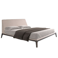 Letto Mara matrimoniale moderno con testata inclinata in tessuto grigio chiaro e gambe in acciaio nero, design elegante.