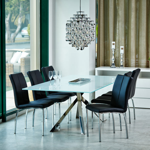 Sala da pranzo moderna con sedie Arosa nere, struttura in metallo cromato, abbinate a un tavolo in vetro e lampadario elegante.
