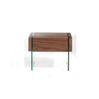 Comodino Mantova, design moderno in legno e vetro temperato. Perfetto per camere da letto minimal. Misure: L58xP39xH43 cm. Comodo vano contenitore.