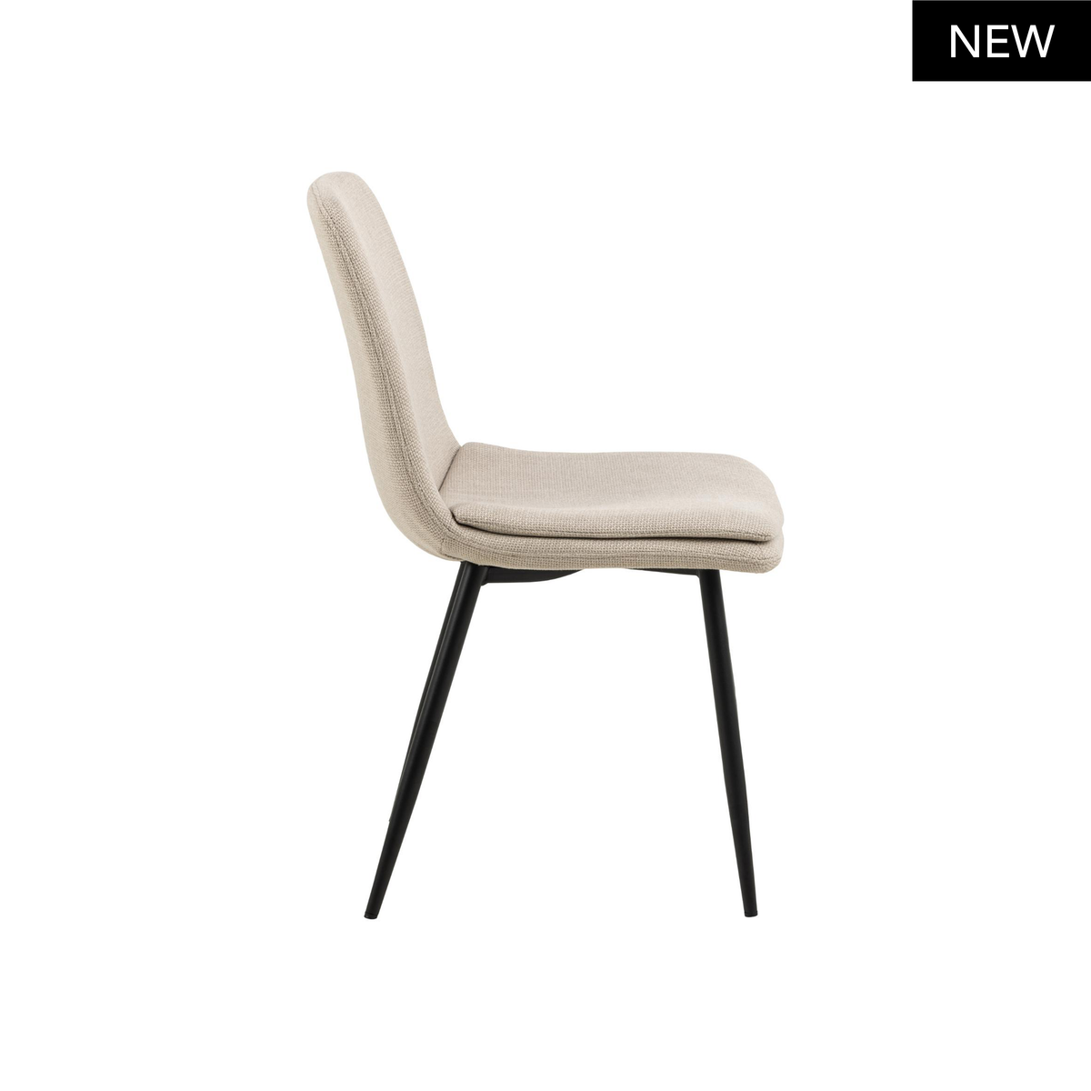 Vista laterale della Sedia Bella beige, con design ergonomico e gambe in metallo nero, ideale per comfort e stile.