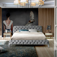 Letto Marene matrimoniale in una camera moderna con pareti in legno, rivestimento grigio capitonné e comodini abbinati.