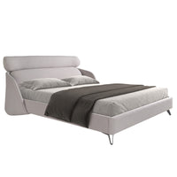 Letto Malung matrimoniale con design moderno, testata imbottita e struttura in tessuto grigio chiaro, gambe in acciaio inox nero.