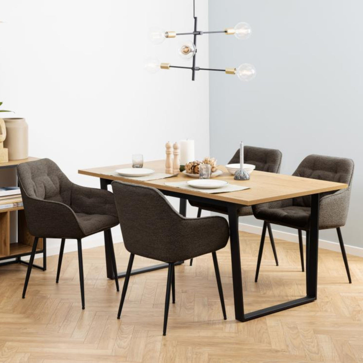 Sedia con braccioli Delia in tessuto