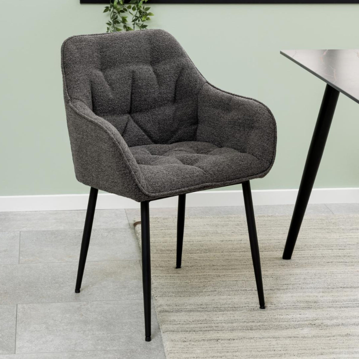 Sedia con braccioli Delia in tessuto