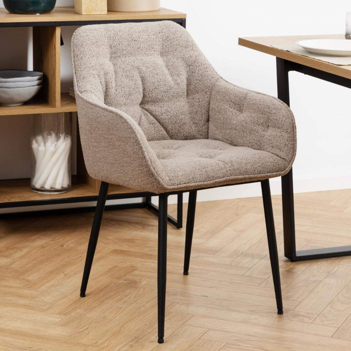 Sedia con braccioli Delia in tessuto