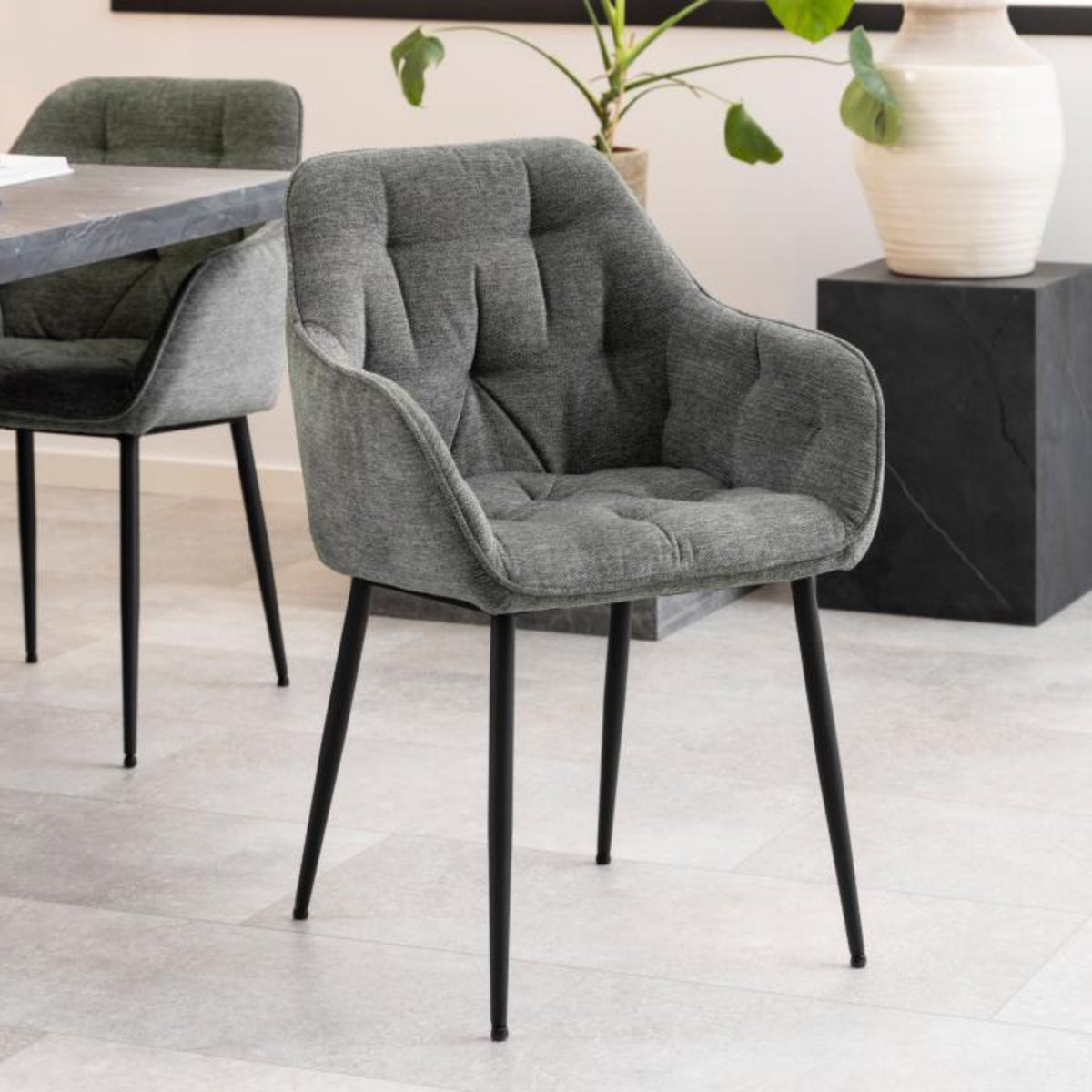 Sedia con braccioli Delia in tessuto