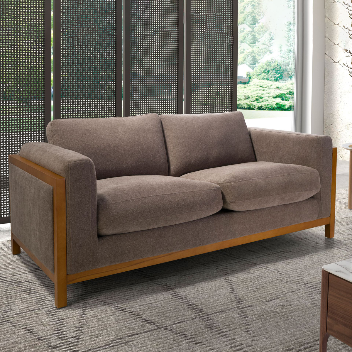 Divano Daniel a 2 posti, design moderno, tessuto marrone, struttura in legno pino. Solidità e stile per il tuo salotto. Dimensioni: 192x92x88cm. Compra online.