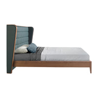 Vista laterale del Letto Madrid con testata alta in ecopelle verde scuro e base in legno di noce, ideale per camere da letto moderne.