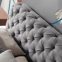 Dettaglio della testiera capitonné del Letto Marene in tessuto grigio, con design elegante e confortevole.