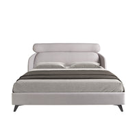 Vista frontale del Letto Malung con testata imbottita e struttura in tessuto grigio chiaro, ideale per camere da letto moderne.