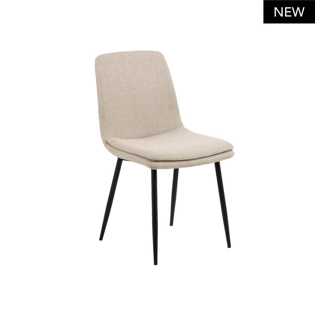 Sedia Bella in tessuto beige con gambe in metallo nero, design moderno e versatile per ogni ambiente.