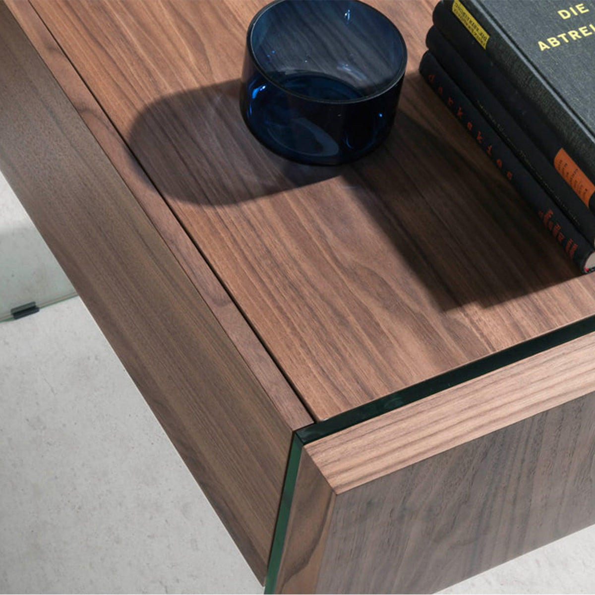 Comodino Mantova, design moderno in legno e vetro temperato. Perfetto per camere da letto minimal. Misure: L58xP39xH43 cm. Comodo vano contenitore.