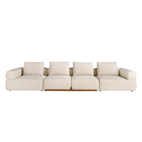 Divano Gustav moderno a 4 posti in tessuto beige, design elegante con struttura sfoderabile e gambe in PVC. Perfetto per il salotto.