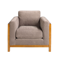 Poltrona Daniel con seduta tessuto marrone e struttura in legno chiaro. Perfetta per arredare salotti moderni con comfort e stile.