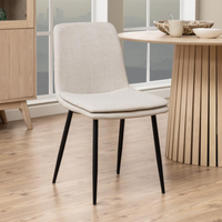 Sedia Bella beige accanto a un tavolo in legno chiaro, perfetta per arredare sale da pranzo luminose e moderne.
