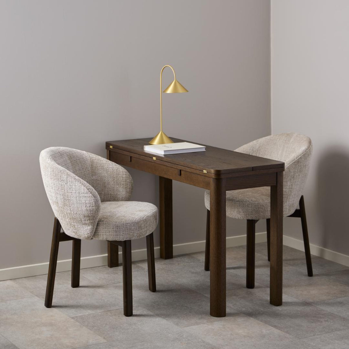 Sedia con braccioli Dean con gambe in legno