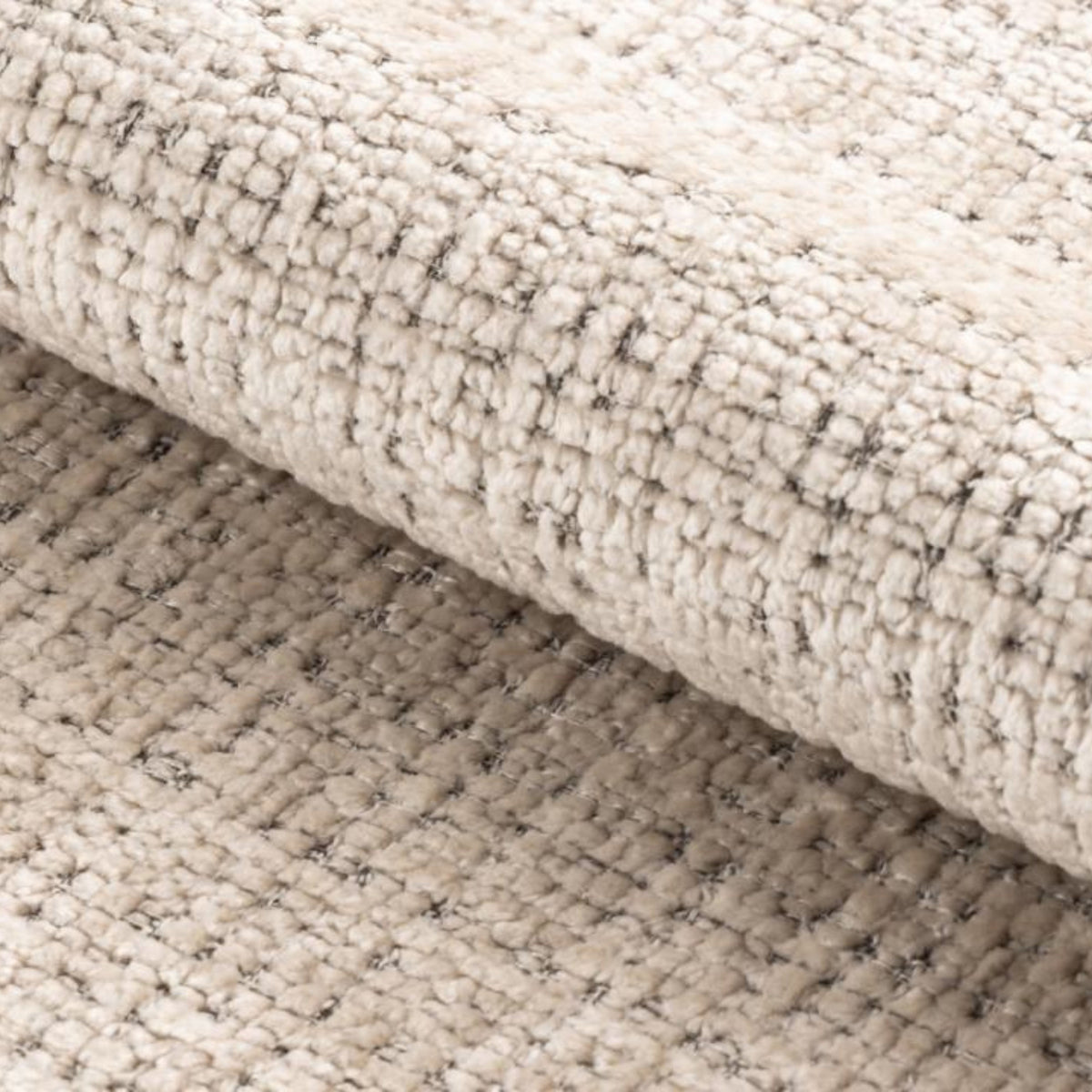 Sedia con braccioli Dean con gambe in legno