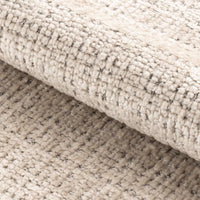 Sedia con braccioli Dean con gambe in legno