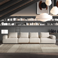 Divano Gustav moderno a 4 posti in tessuto beige, sfoderabile, con gambe in PVC. Perfetto per salotti eleganti, dimensioni 396x105x90cm.