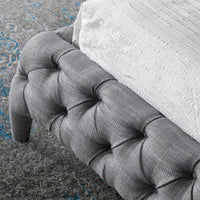 Dettaglio del rivestimento capitonné del Letto Marene in tessuto grigio, con struttura robusta e design raffinato.