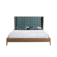 Letto Madrid visto frontalmente, con testata trapuntata verde scuro e struttura in legno noce, design elegante e accogliente.