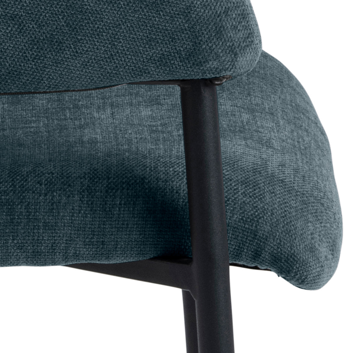Dettaglio della seduta imbottita della sedia Brooke verde scuro, con struttura in metallo nero per un design robusto.