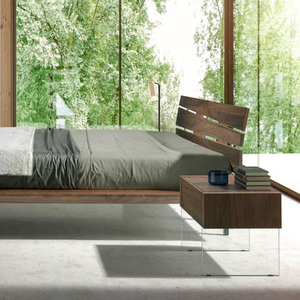 Comodino Mantova, design moderno in legno e vetro temperato. Perfetto per camere da letto minimal. Misure: L58xP39xH43 cm. Comodo vano contenitore.