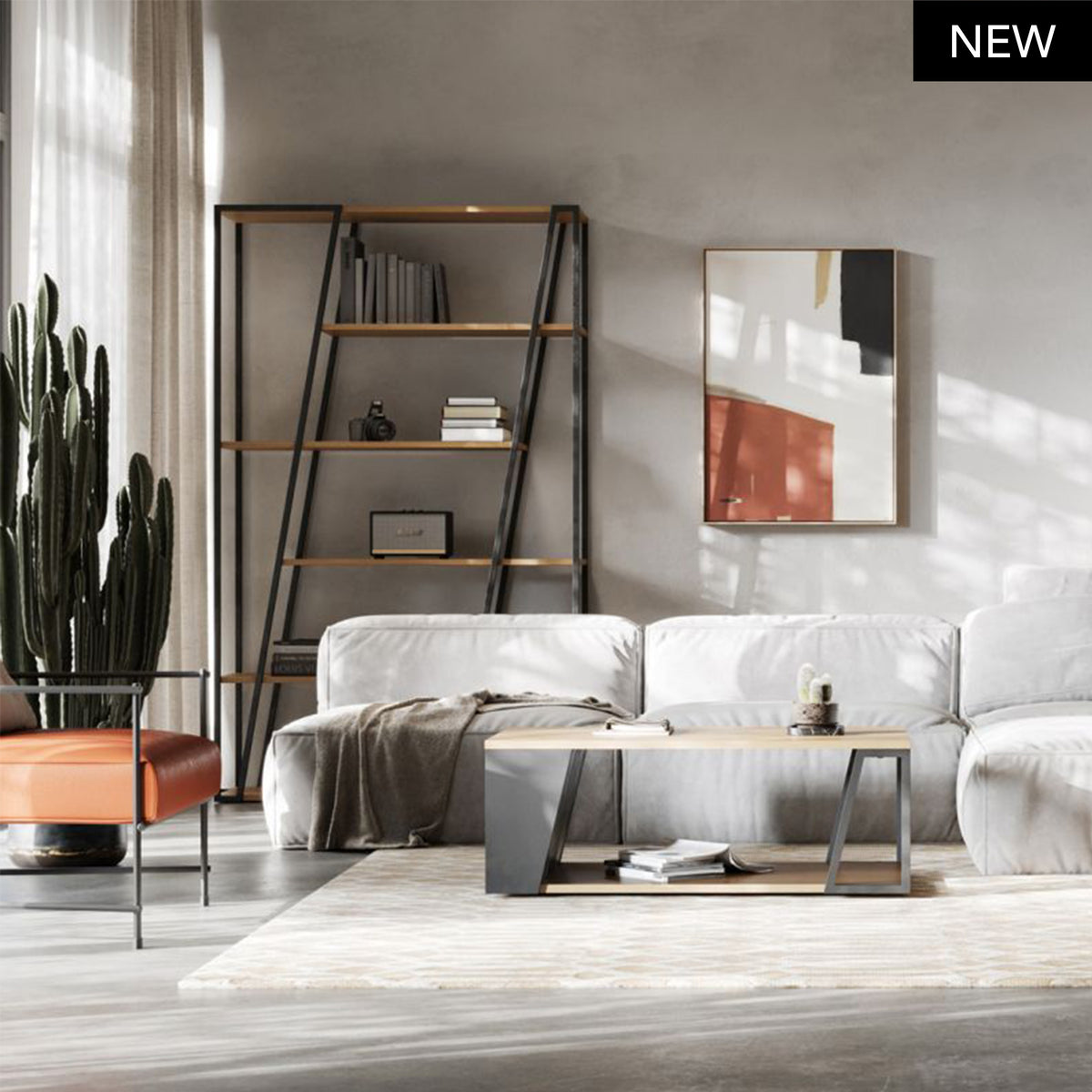 Tavolino Albi in soggiorno elegante con libreria coordinata. Design moderno con piano in legno chiaro e struttura nera per un look sofisticato.