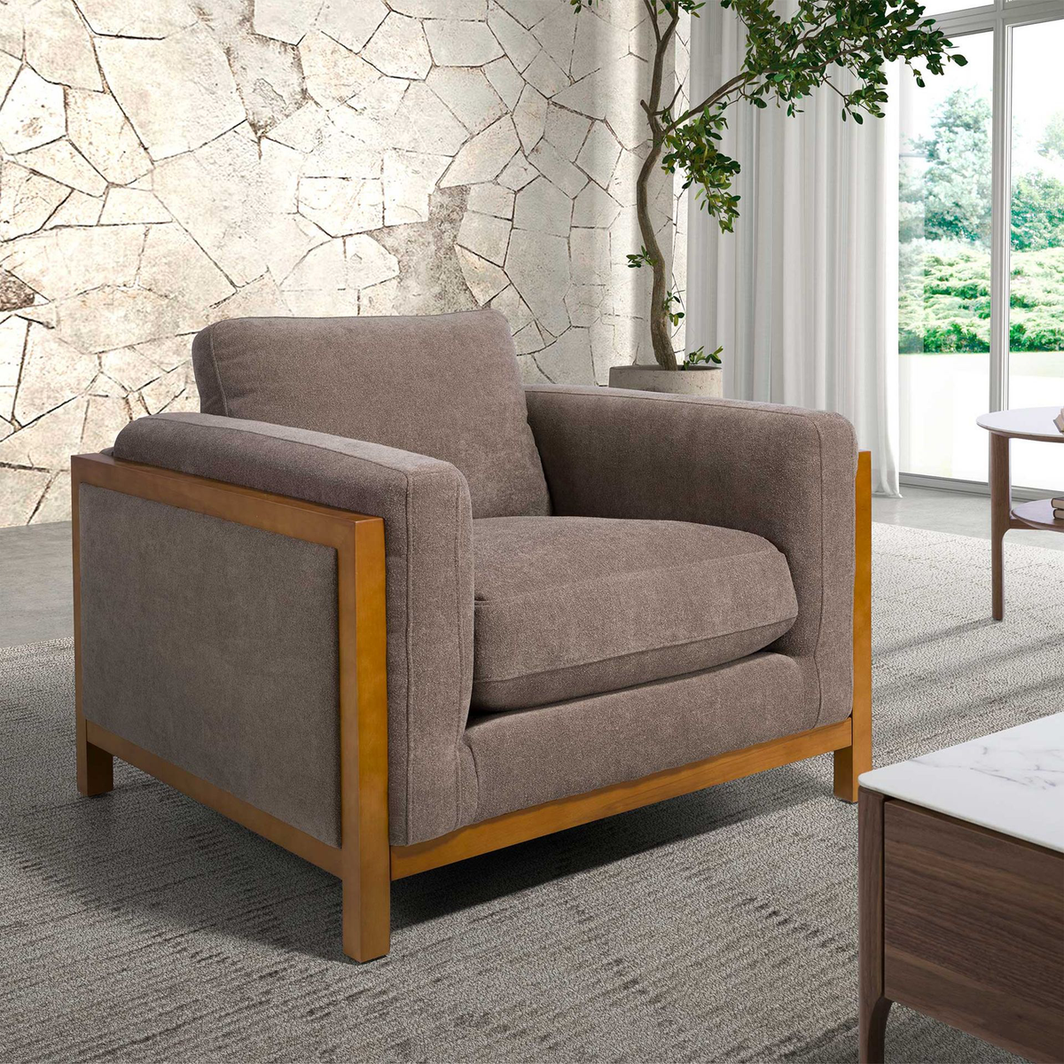Poltrona Daniel con seduta tessuto marrone e struttura in legno chiaro. Perfetta per arredare salotti moderni con comfort e stile.